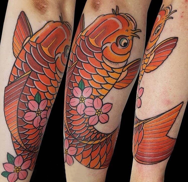 点击大图看下一张：百乐动物纹身 男生手臂上花朵和鲤鱼纹身图片