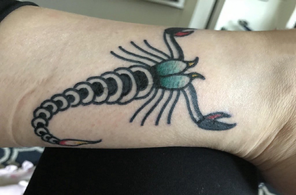 点击大图看下一张：百乐动物纹身 男生小腿上彩色的蝎子纹身图片