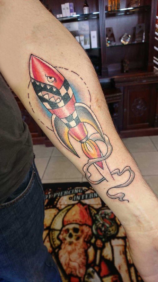 点击大图看下一张：彩绘纹身 男生手臂上彩色的导弹纹身图片
