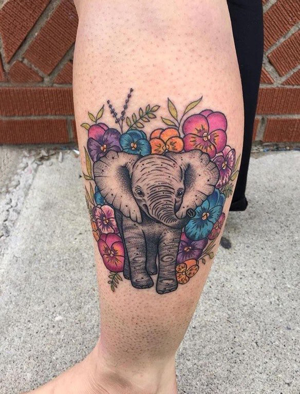 点击大图看下一张：彩绘纹身 男生小腿上花朵和大象纹身图片