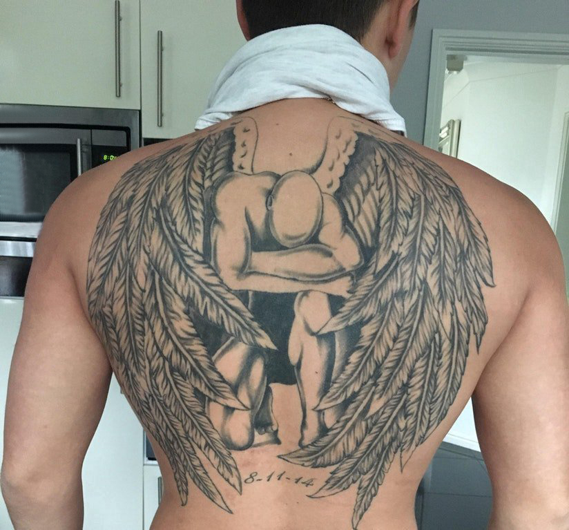点击大图看下一张：后背纹身男 男生后背上黑色的天使纹身图片