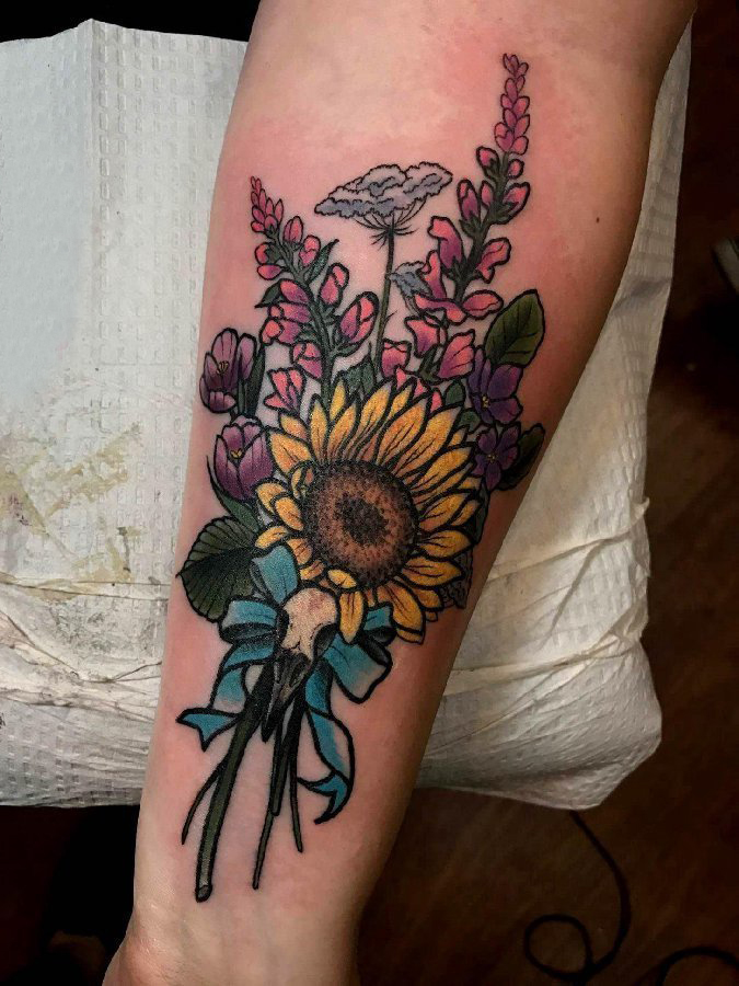 点击大图看下一张：花朵纹身 男生手臂上彩色的花朵纹身图片
