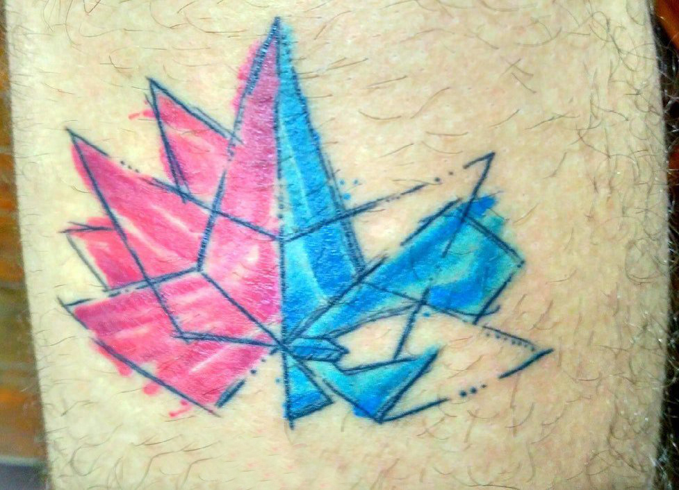 点击大图看下一张：极简线条纹身 男生小腿上彩色的叶子纹身图片