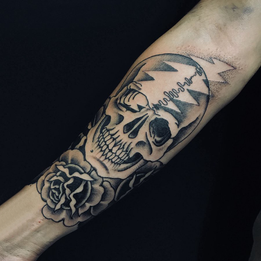 点击大图看下一张：骷髅花朵纹身图案 男生手臂上黑色的花朵和骷髅纹身图片