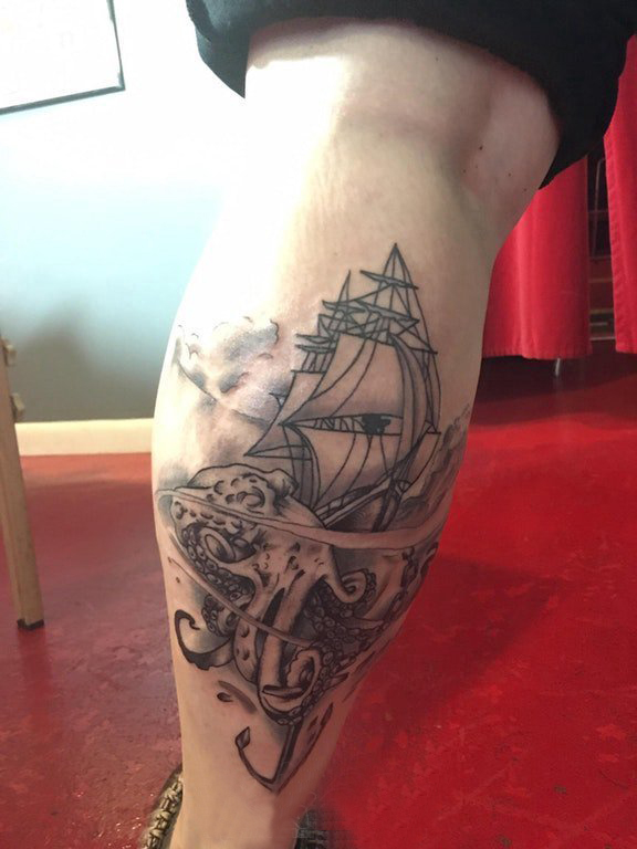 点击大图看下一张：欧美小腿纹身 男生小腿上章鱼和帆船纹身图片