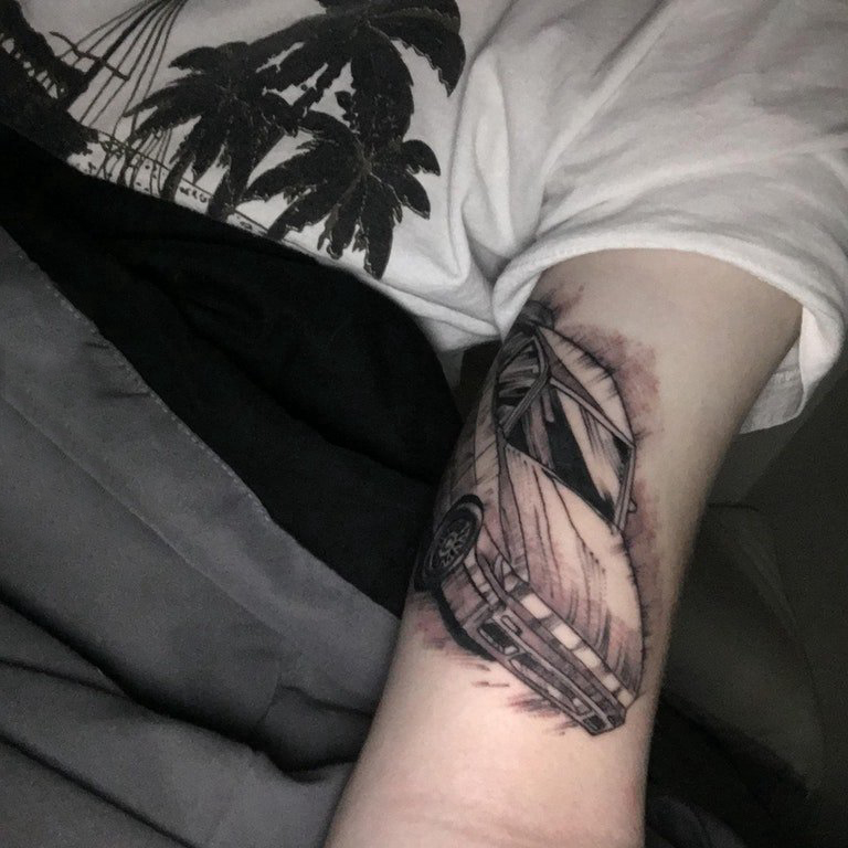 点击大图看下一张：汽车纹身 男生手臂上黑色的汽车纹身图片