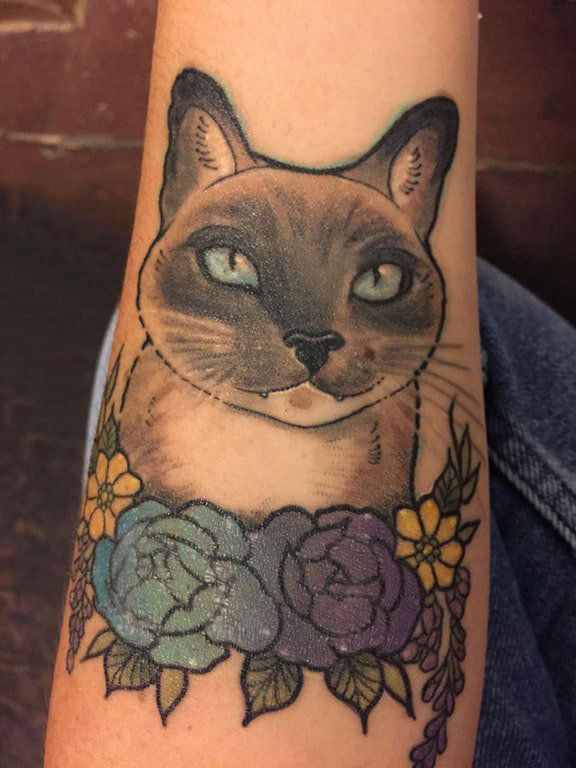 点击大图看下一张：手臂纹身素材 男生手臂上彩色的花朵和猫咪纹身图片