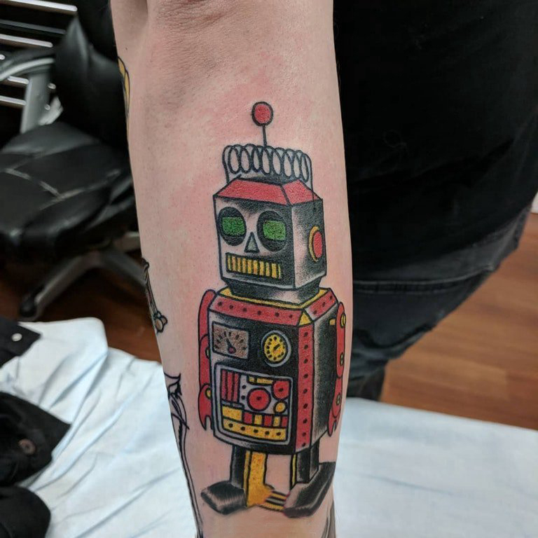 点击大图看下一张：手臂纹身素材 男生手臂上彩色的机器人纹身图片