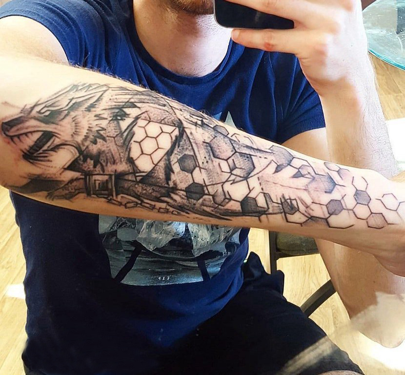 点击大图看下一张：手臂纹身素材 男生手臂上几何和狼纹身图片