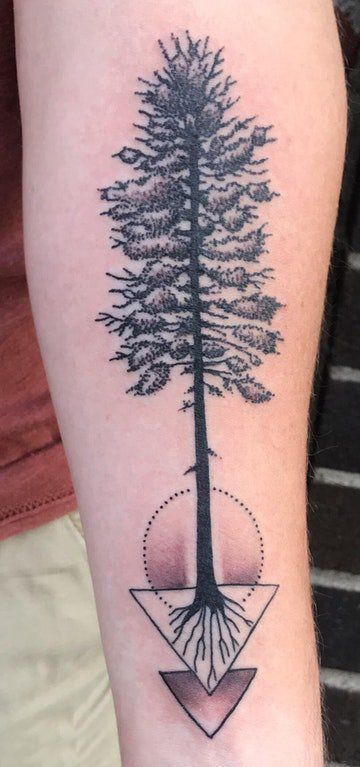 点击大图看下一张：手臂纹身素材 男生手臂上几何和树纹身图片