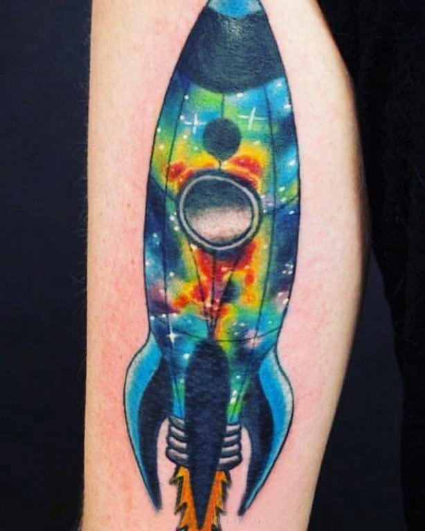 点击大图看下一张：双大臂纹身 男生大臂上彩色的火箭纹身图片