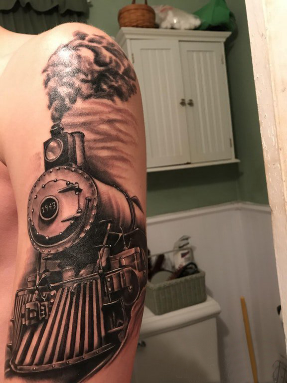 点击大图看下一张：双大臂纹身 男生大臂上黑色的火车纹身图片