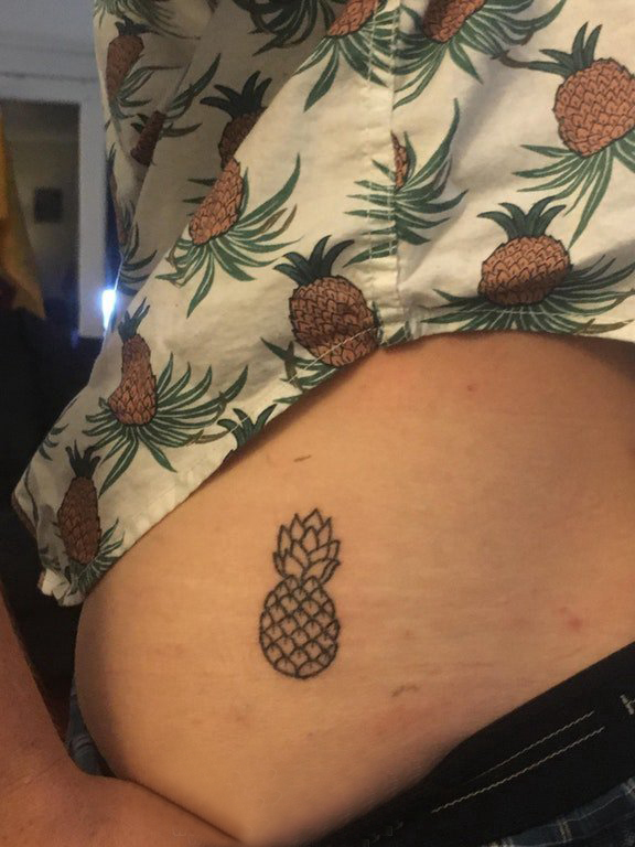 点击大图看下一张：臀部纹身 女生臀部黑色的菠萝纹身图片
