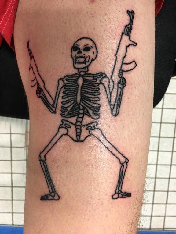 点击大图看下一张：纹身大腿男 男生大腿上黑色的骷髅纹身图片