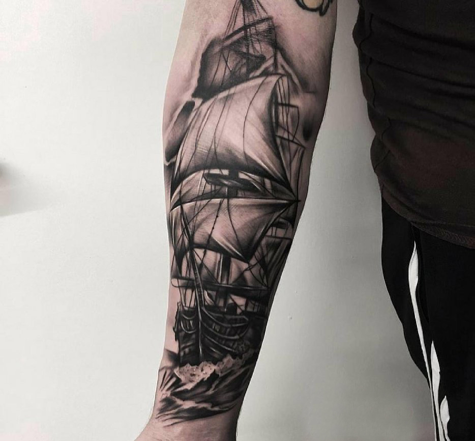 点击大图看下一张：纹身点刺技巧 男生手臂上黑色的帆船纹身图片
