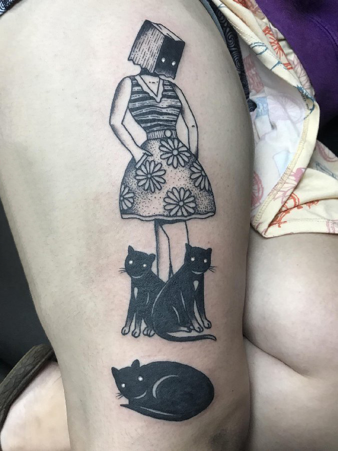 点击大图看下一张：纹身黑色 女生大腿上猫咪和人物纹身图片