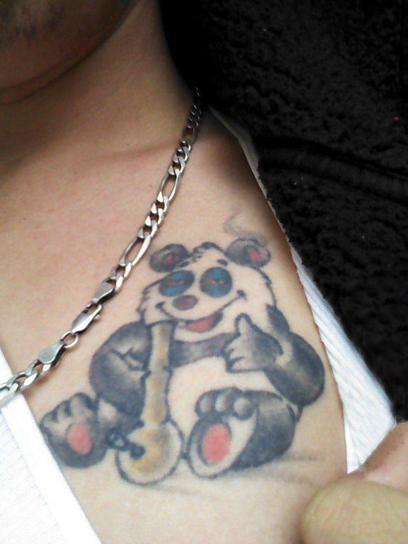 点击大图看下一张：纹身卡通 男生锁骨上彩色的熊猫纹身图片