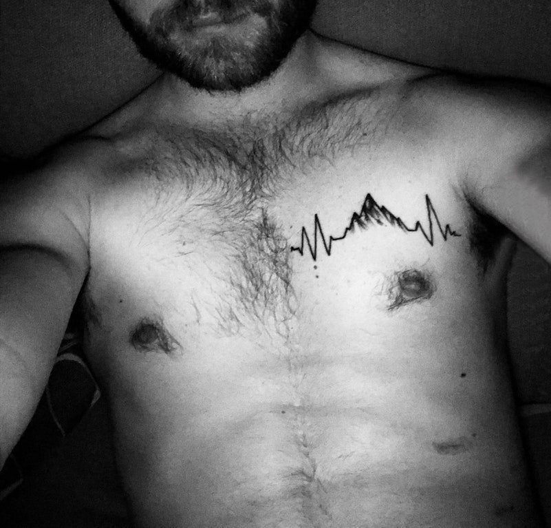 点击大图看下一张：纹身胸部男 男生胸部黑色的山脉纹身图片