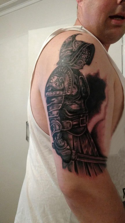 点击大图看下一张：武士纹身 男生大臂上黑色的武士纹身图片