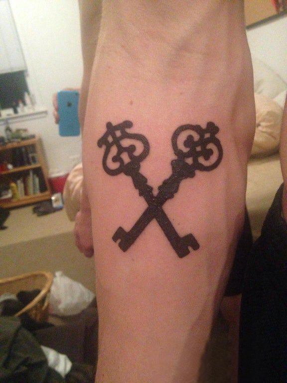 点击大图看下一张：钥匙纹身图案 男生手臂上黑色的钥匙纹身图片