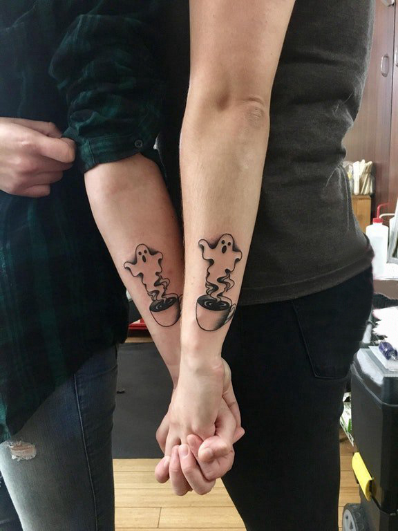 点击大图看下一张：幽灵纹身图案 情侣手臂上黑色的幽灵纹身图片