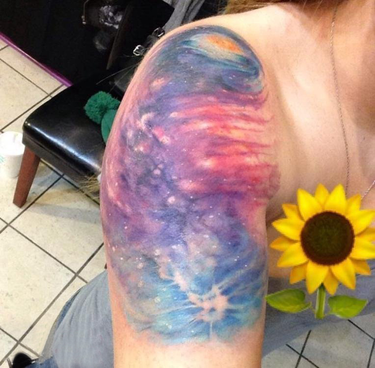 点击大图看下一张：原宿星空纹身 女生手臂上彩色的星空纹身图片