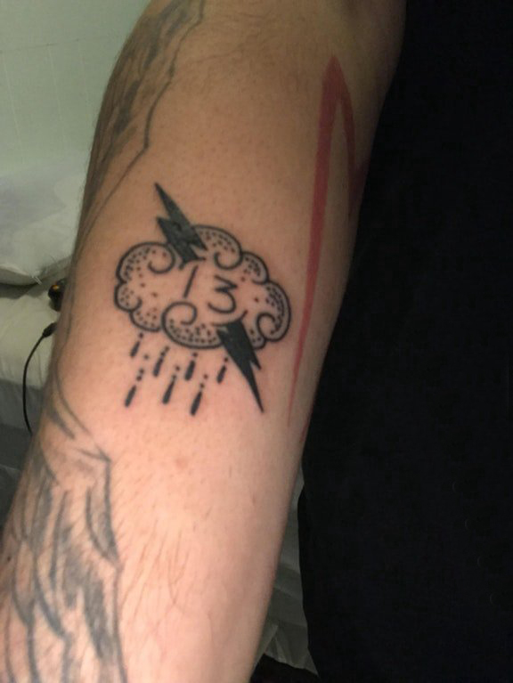 点击大图看下一张：云朵纹身图片 男生手臂上闪电和云朵纹身图片