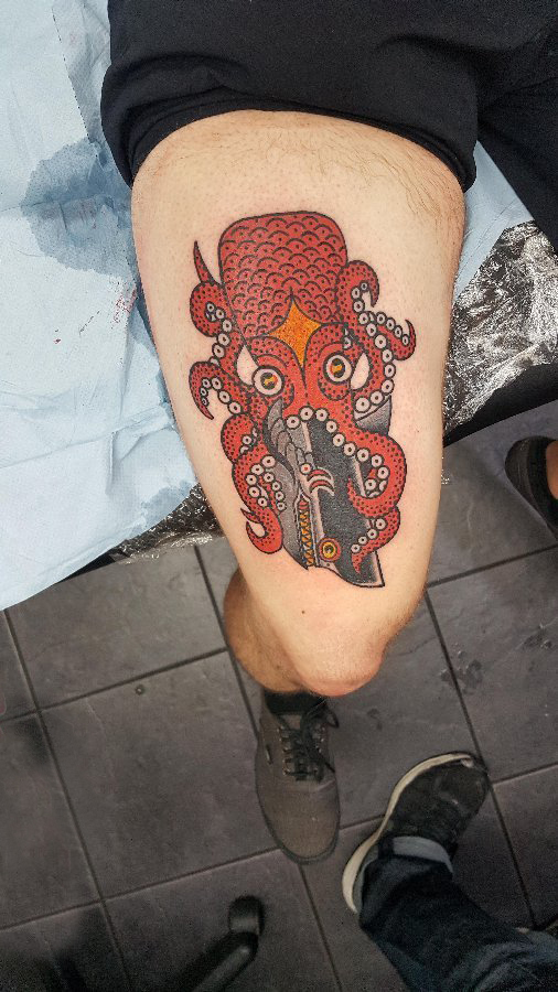 点击大图看下一张：章鱼纹身简单 男生大腿上章鱼纹身图案