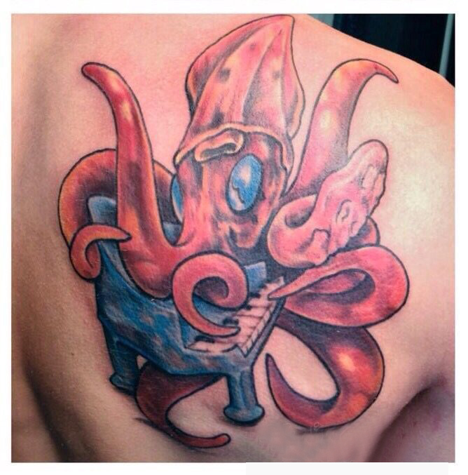 点击大图看下一张：章鱼纹身图案 男生背部章鱼纹身图案