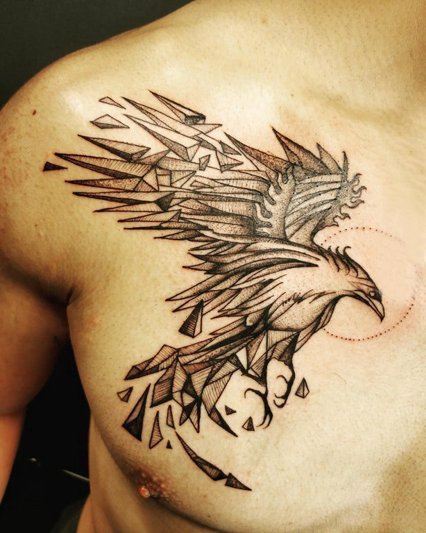 点击大图看下一张：百乐动物纹身 男生胸部黑色的鸟纹身图片