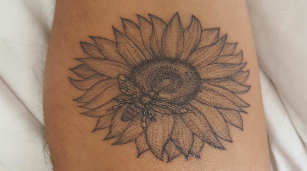 点击大图看下一张：花朵纹身 男生小腿上蜜蜂和向日葵纹身图片