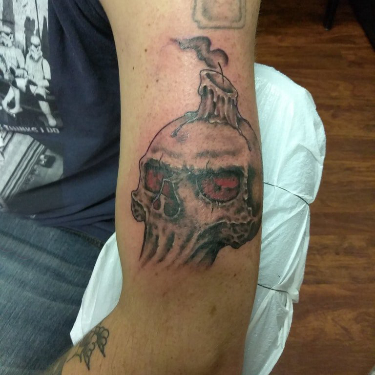 点击大图看下一张：骷髅纹身 男生手臂上蜡烛和骷髅纹身图片