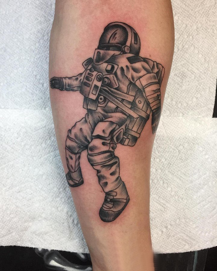 点击大图看下一张：人物肖像纹身 男生手臂上创意的宇航员纹身图片