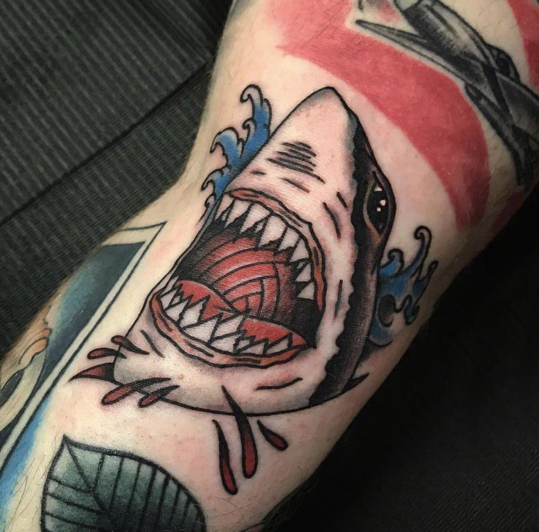 点击大图看下一张：鲨鱼纹身图案 男生大臂上彩色的鲨鱼纹身图片