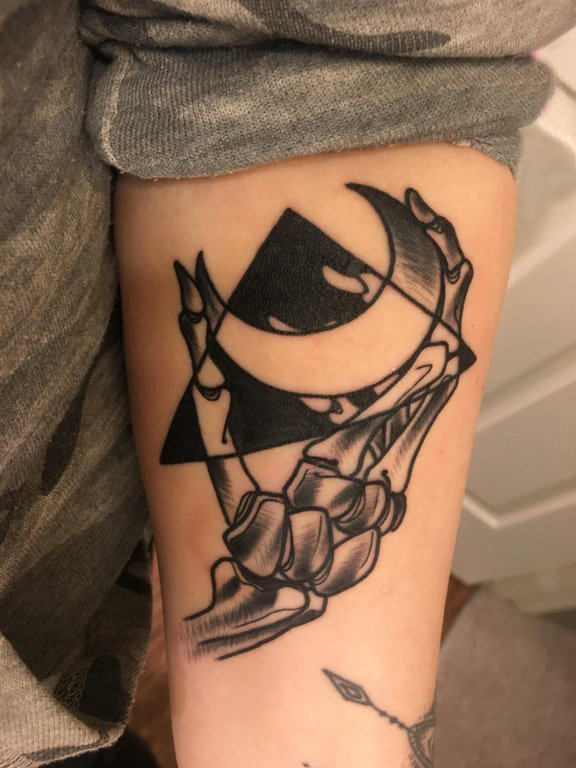 点击大图看下一张：手臂纹身素材 男生手臂上月亮和骨头纹身图片