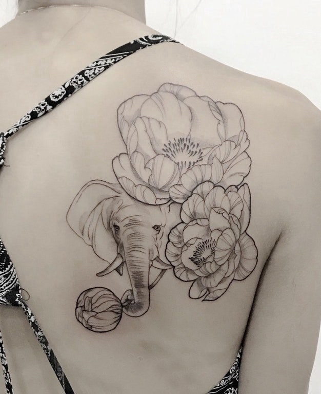 点击大图看下一张：纹身黑色 女生后背上花朵和大象纹身图片