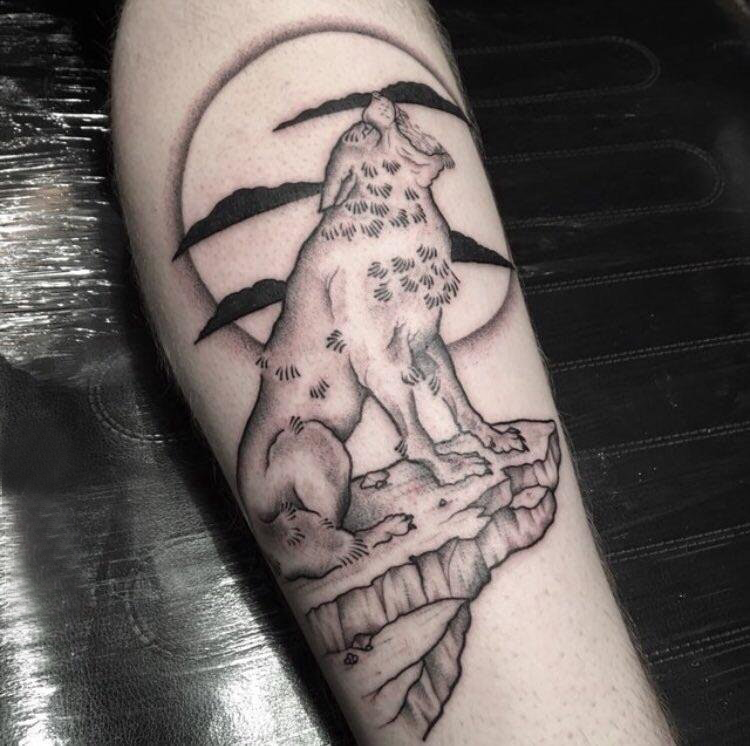 点击大图看下一张：百乐动物纹身 男生小腿上月亮和狼纹身图片