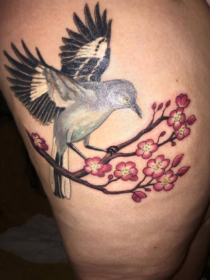 点击大图看下一张：大腿纹身传统 女生大腿上梅花和鸟纹身图片