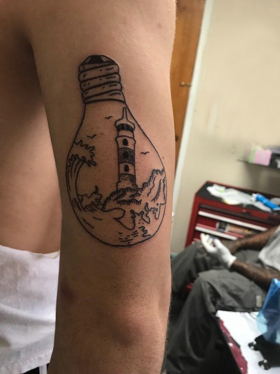 点击大图看下一张：极简线条纹身 男生手臂上灯塔和灯泡纹身图片