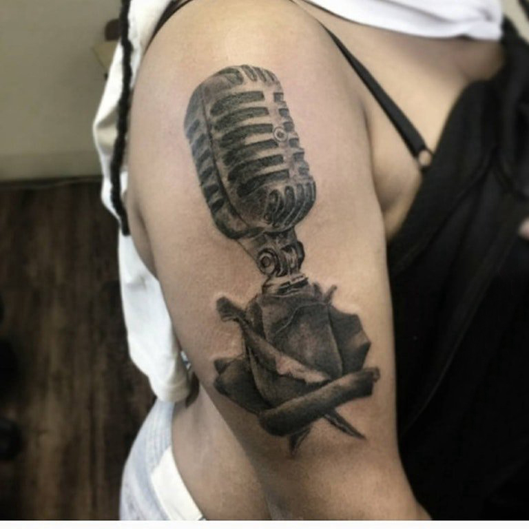 点击大图看下一张：麦克风小纹身 女生大臂上花朵和麦克风纹身图片