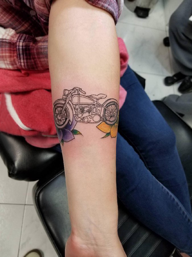 点击大图看下一张：摩托车纹身 女生手臂上花朵和摩托车纹身图片