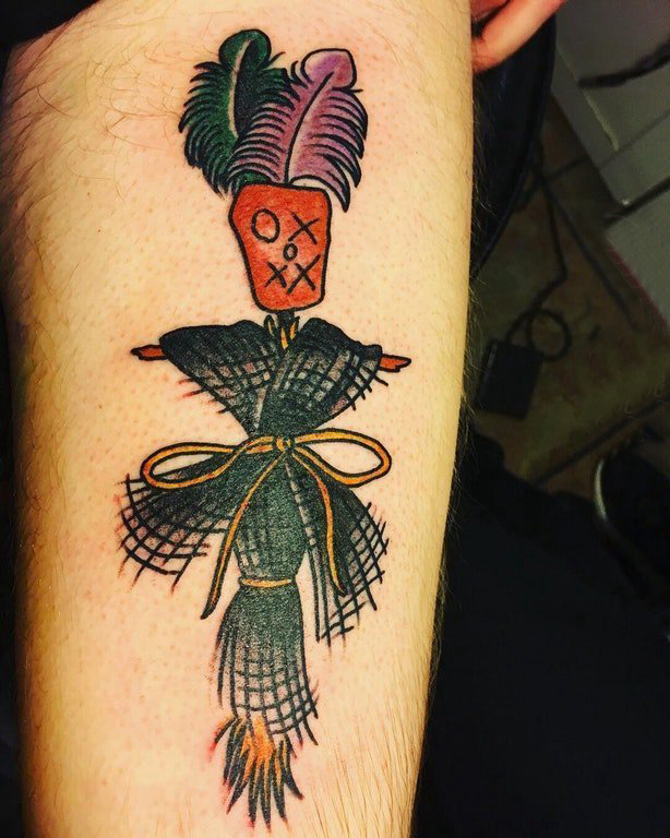 点击大图看下一张：欧美小腿纹身 男生小腿上彩色的稻草人纹身图片