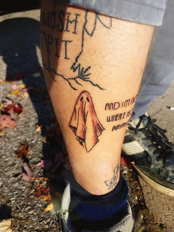 点击大图看下一张：欧美小腿纹身 男生小腿上彩色的幽灵纹身图片