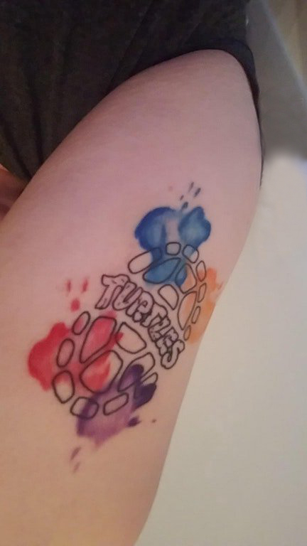 点击大图看下一张：泼墨纹身素材 女生大臂上彩色的英文纹身图片