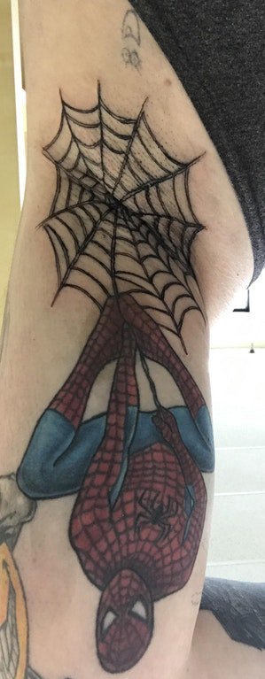 点击大图看下一张：手臂纹身素材 男生手臂上蜘蛛网和蜘蛛侠纹身图片