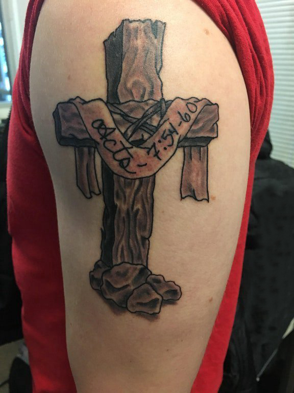 点击大图看下一张：双大臂纹身 男生大臂上英文和十字架纹身图片