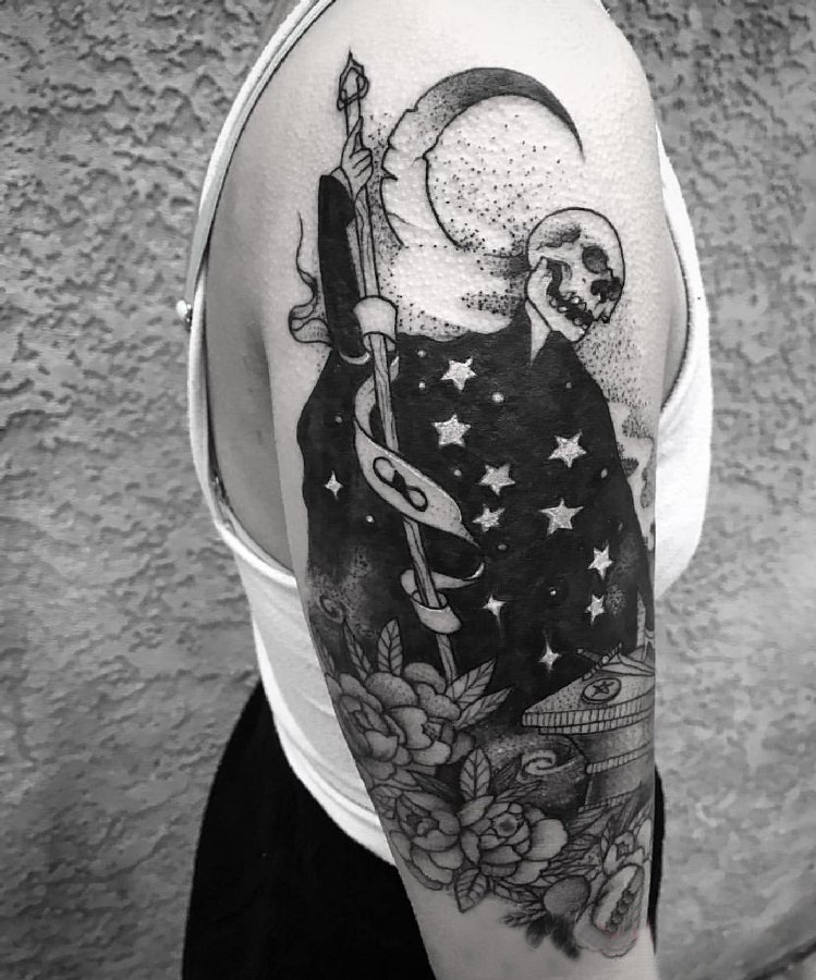 点击大图看下一张：死神镰刀纹身图案 女生大臂上花朵和死神镰刀纹身图片