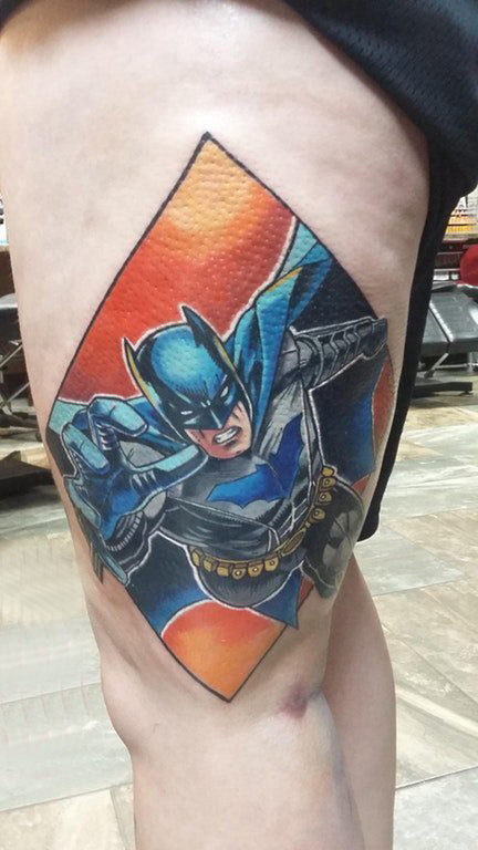 点击大图看下一张：纹身大腿男 男生大腿上菱形和蝙蝠侠纹身图片