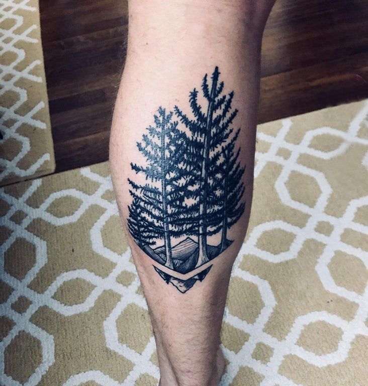 点击大图看下一张：纹身风景 男生小腿上黑色的大树纹身图片