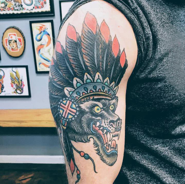 点击大图看下一张：印第安羽毛纹身 男生手臂上狼和印第安羽毛纹身图片